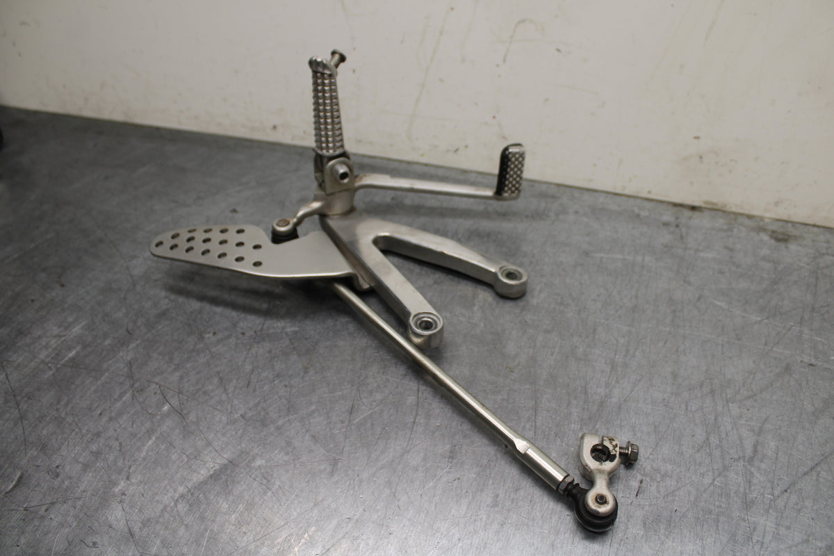 00-01 YAMAHA YZF R1 LEFT REARSET REAR SET DRIVER FOOT PEG REST STOP BB755