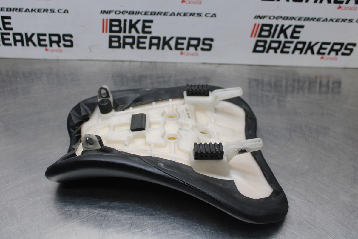 05-06 SUZUKI GSXR1000 FRONT DRIVERS SEAT PAD SADDLE PILLION BB857