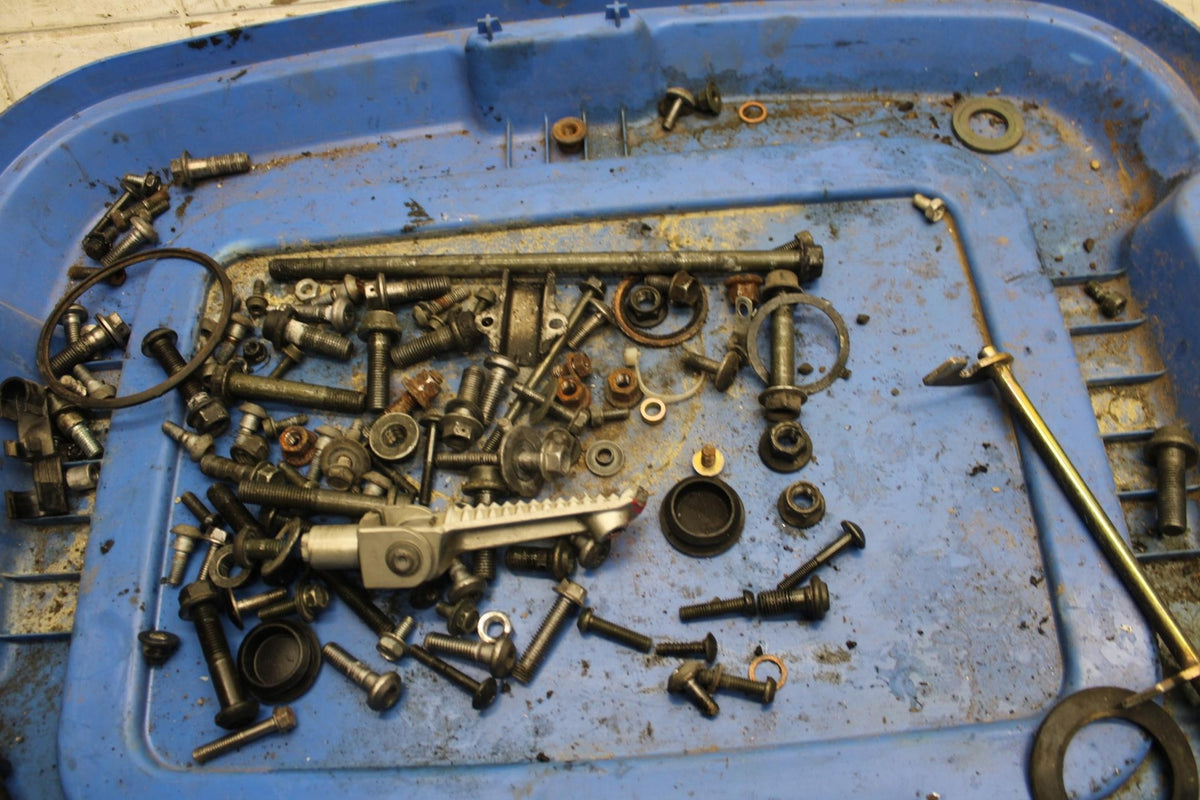 2003 Yamaha YZF R6 LEFTOVER MOUNTING BOLTS HARDWARE MOTOR SCREWS BB539