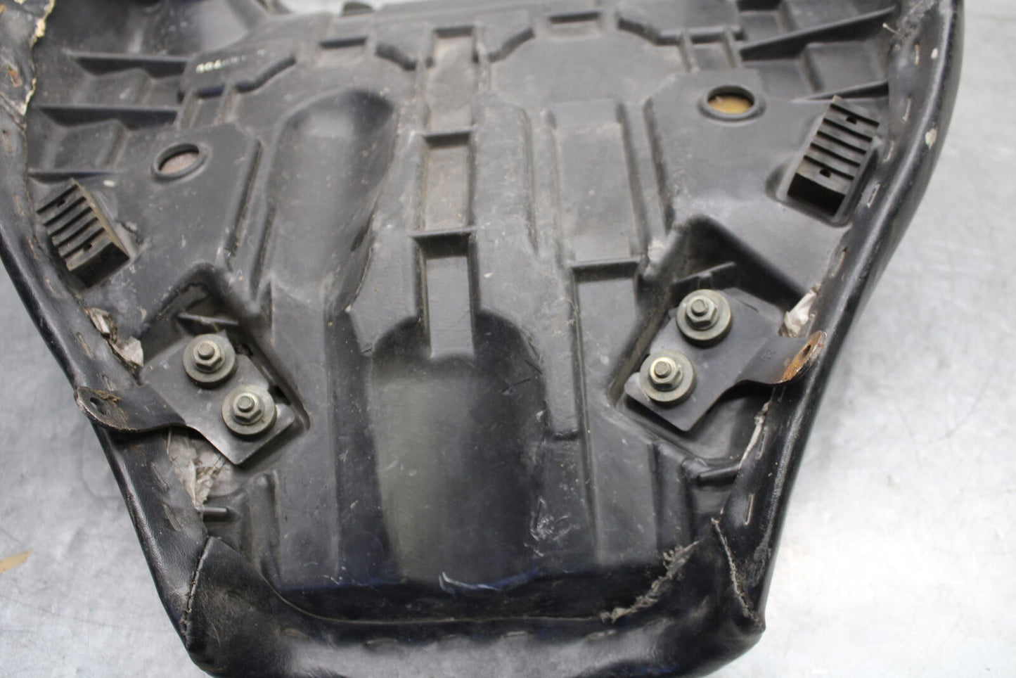 05-09 SUZUKI BOULEVARD C90 FRONT DRIVERS SEAT BB692