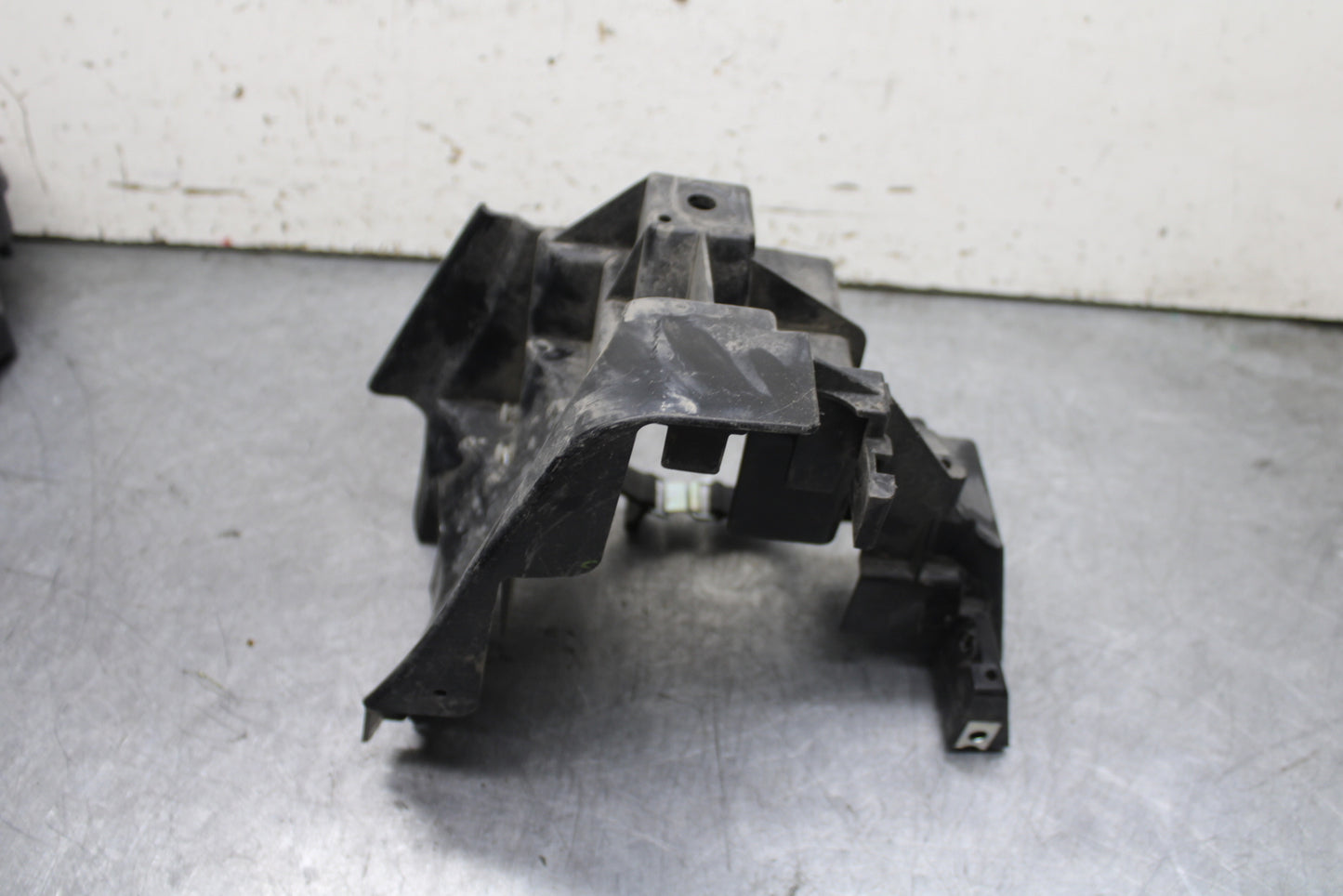 17-24 YAMAHA BOLT XVS950 BATTERY TRAY BOX HOLDER BB729