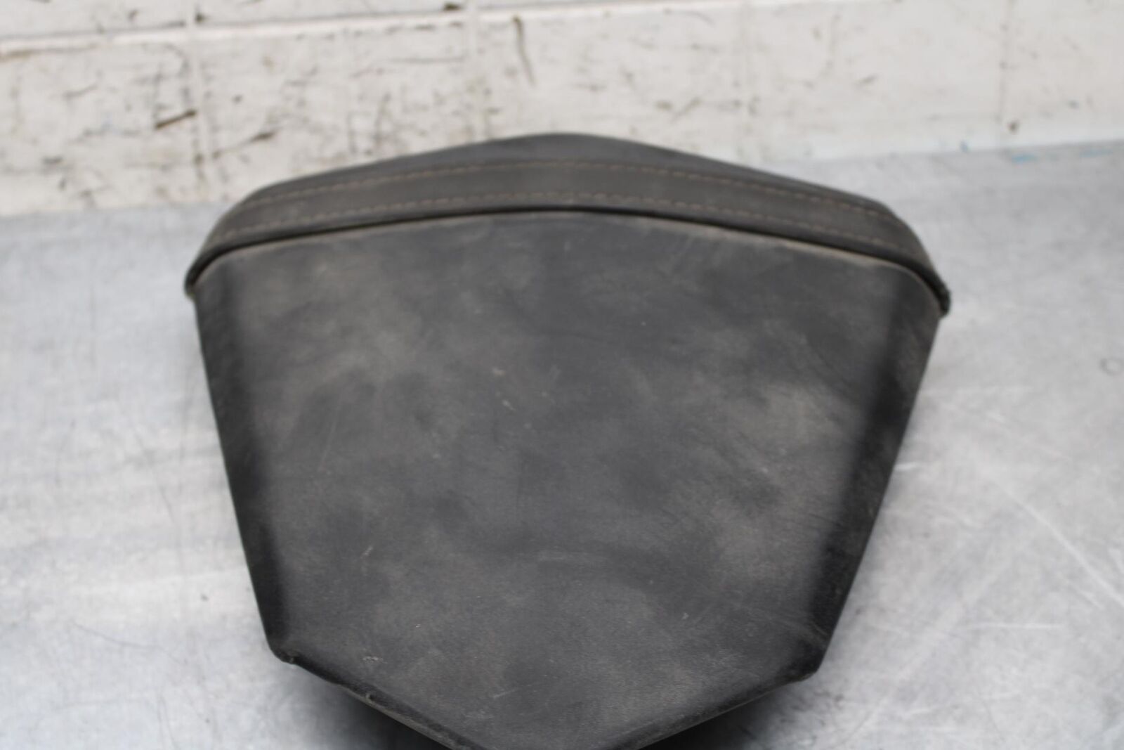 2006 Yamaha YZF R6 REAR BACK PASSENGER TANDEM SEAT PAD SADDLE PILLION BB560