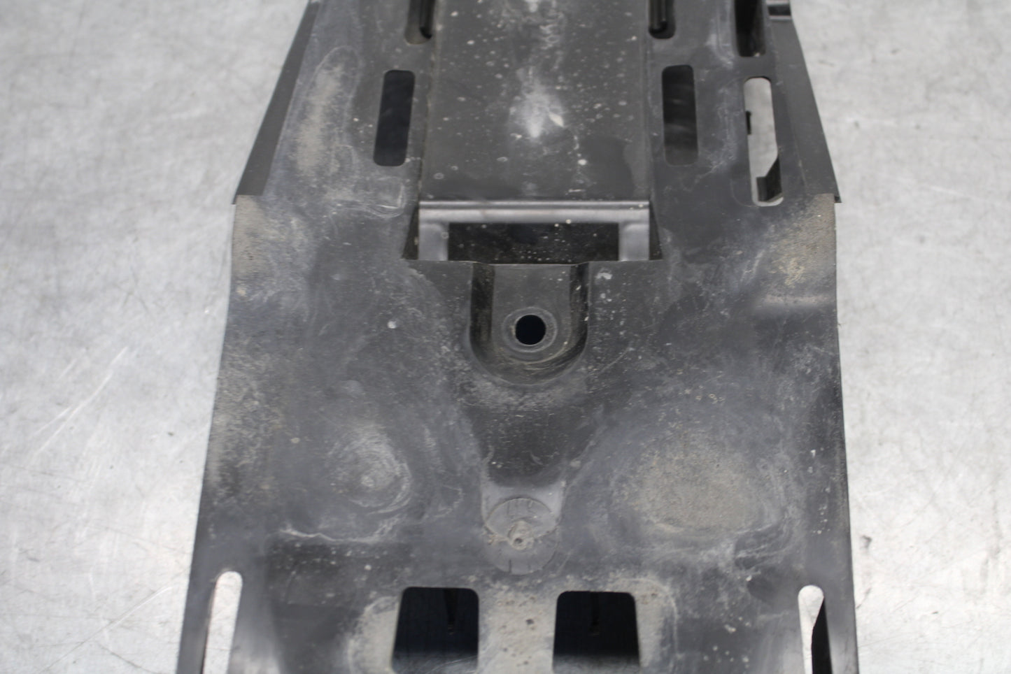 05-06 SUZUKI GSXR1000 REAR BACK TAIL UNDERTAIL BATTERY TRAY 63111-41G01 BB663