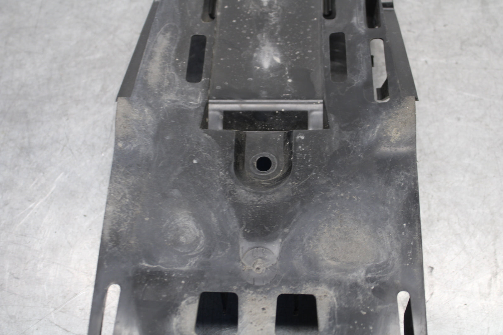 05-06 SUZUKI GSXR1000 REAR BACK TAIL UNDERTAIL BATTERY TRAY 63111-41G01 BB663