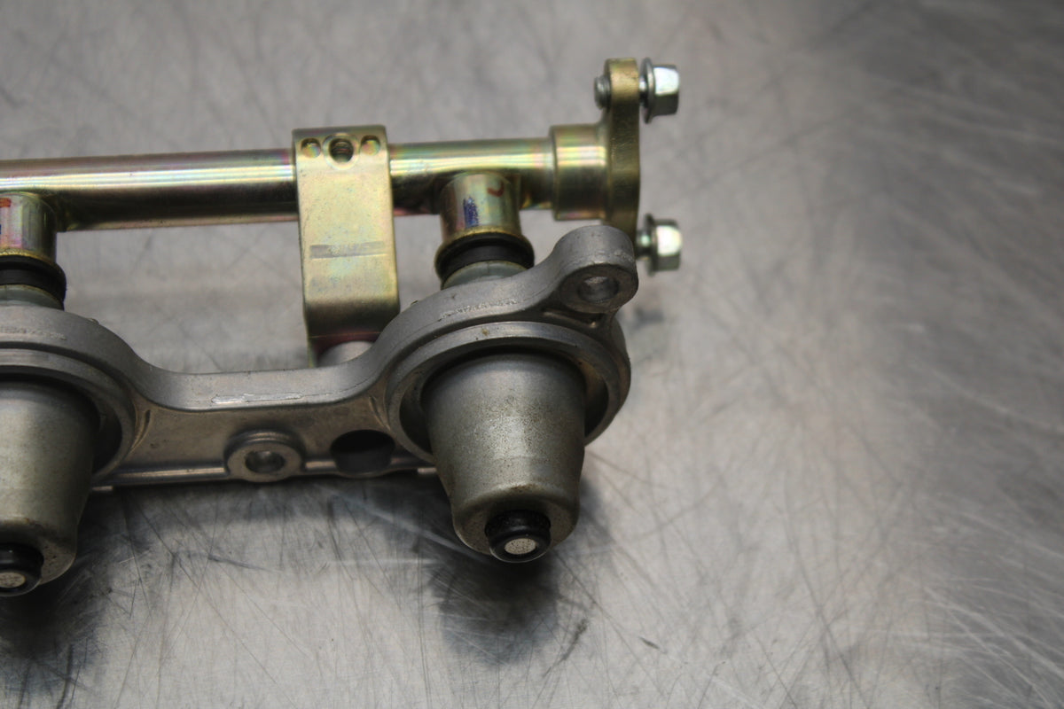 05-06 HONDA CBR600RR SECONDARY FUEL INJECTORS TOP AIRBOX GAS RAIL BB149