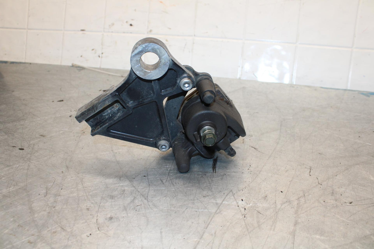 06-07 KAWASAKI NINJA 650R EX650A REAR BACK BRAKE CALIPER W MOUNT BRACKET BB446