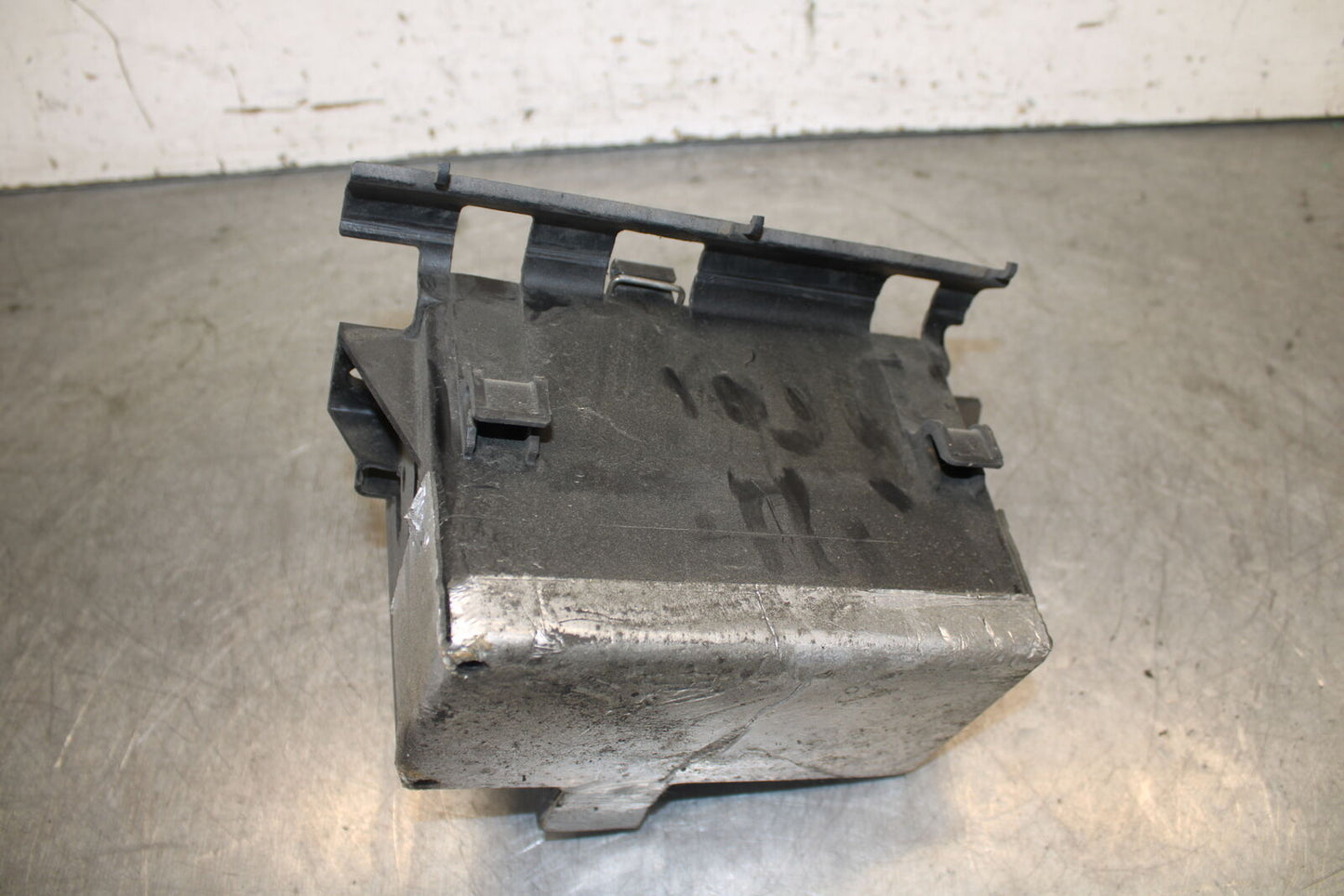 05-06 YAMAHA ROAD STAR XV1700A BATTERY TRAY BOX HOLDER BB703