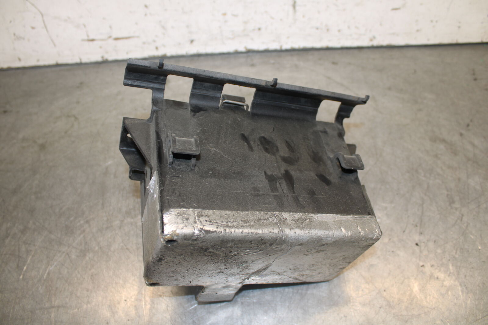 05-06 YAMAHA ROAD STAR XV1700A BATTERY TRAY BOX HOLDER BB703