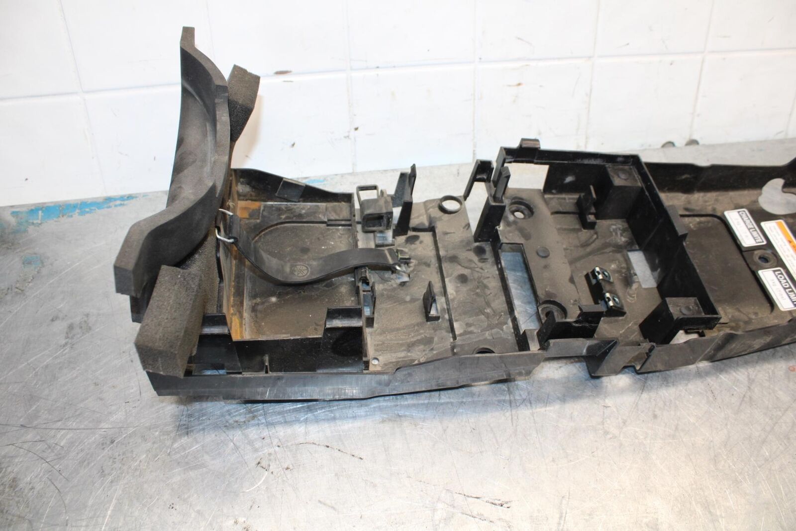 08-16 YAMAHA YZF R6 REAR BACK TAIL UNDERTAIL BATTERY TRAY PLASTIC BB436
