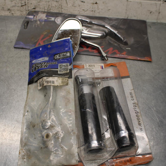 2005 Kawasaki Vulcan 1500 VN1500N RIGHT THROTTLE GRIP AND ASSORTED PARTS BB573