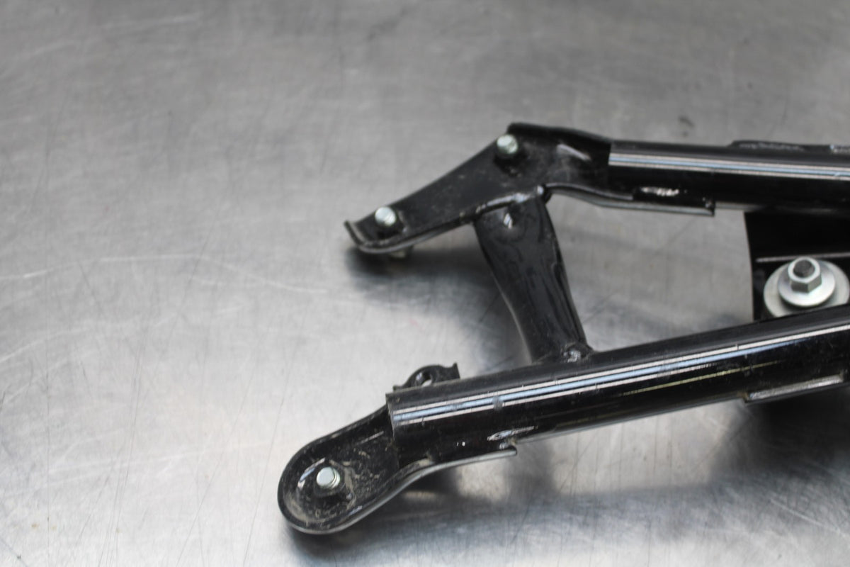 15 SUZUKI BOULEVARD C50 MUFFLER EXHAUST PIPE BRACKET MOUNT BB775