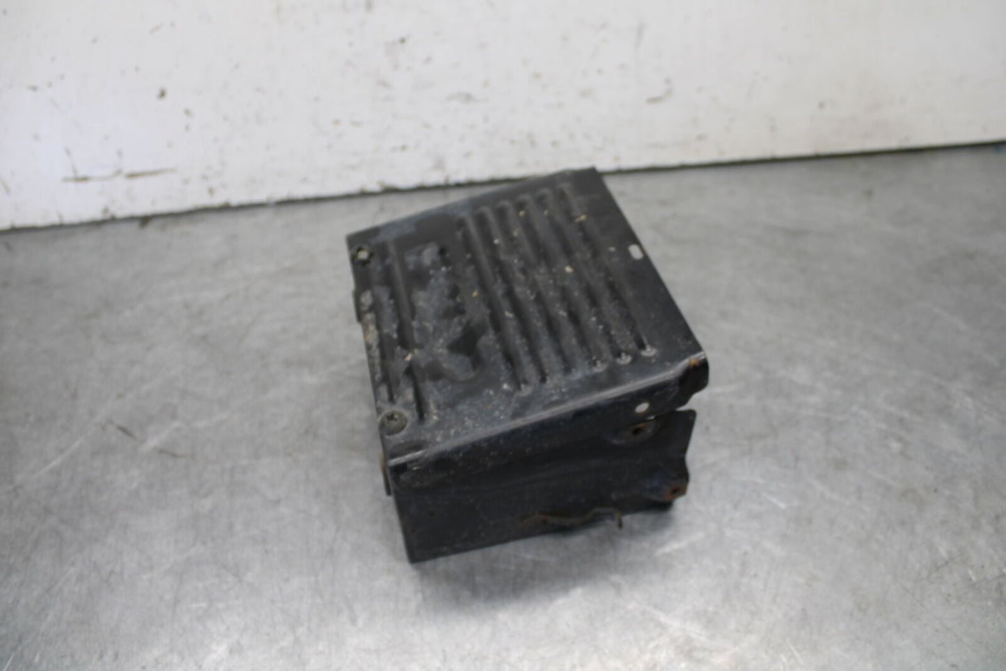 05-09 SUZUKI BOULEVARD C90 BATTERY TRAY BOX HOLDER BB692