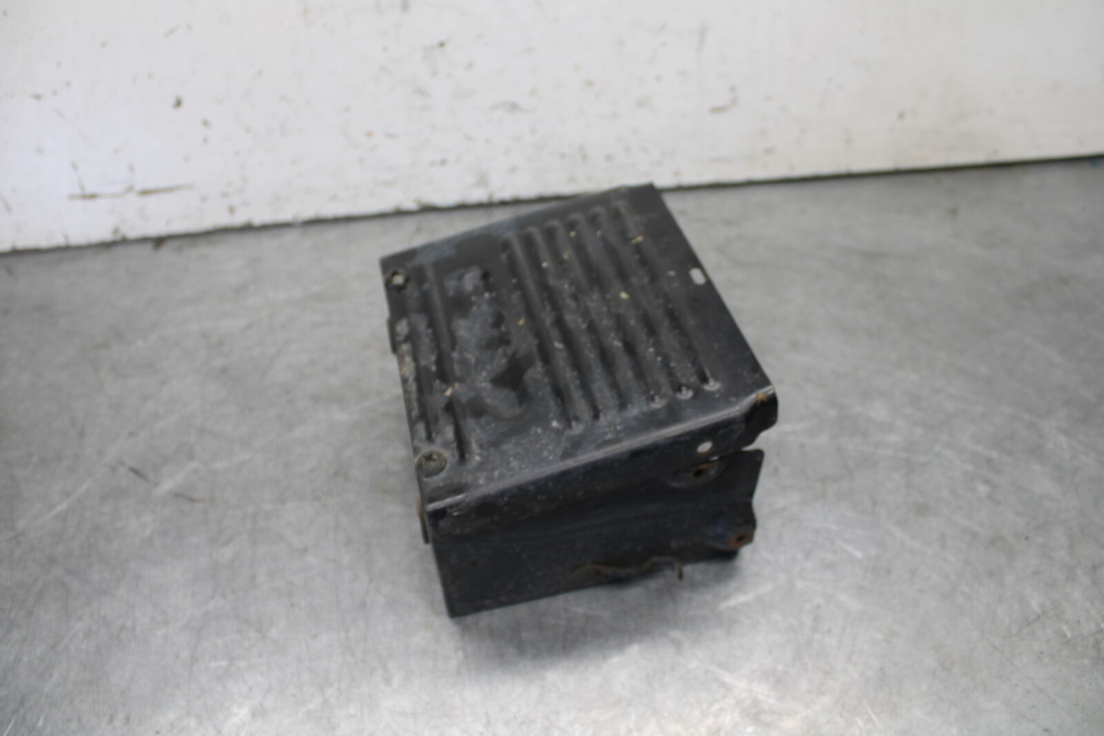 05-09 SUZUKI BOULEVARD C90 BATTERY TRAY BOX HOLDER BB692