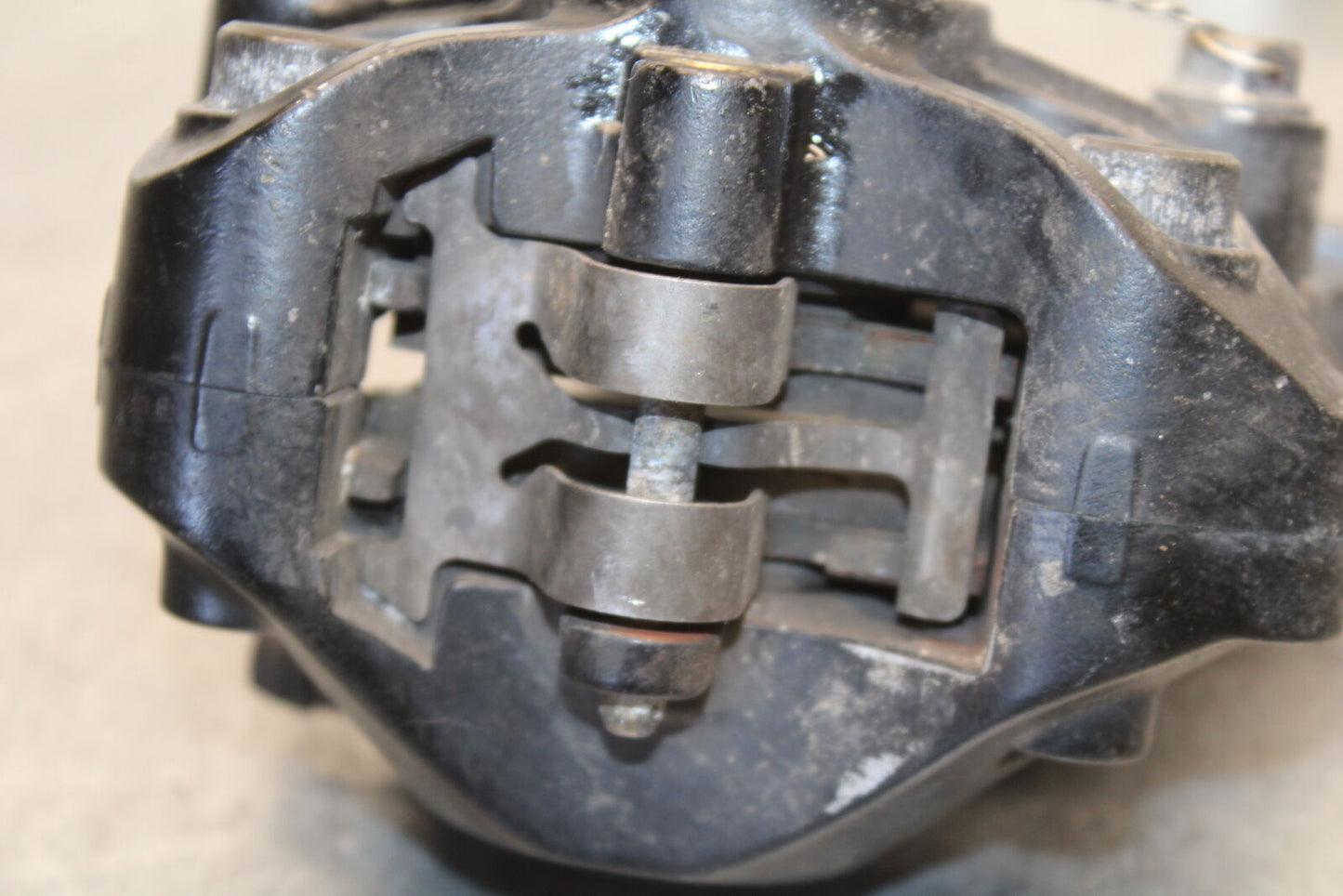 05-06 SUZUKI GSXR1000 REAR BACK BRAKE CALIPER W MOUNT BRACKET BB677