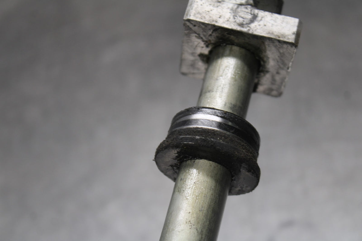 23 KAWASAKI Z900RS REAR AXLE BACK WHEEL RIM PIVOT BOLT AXEL BB935