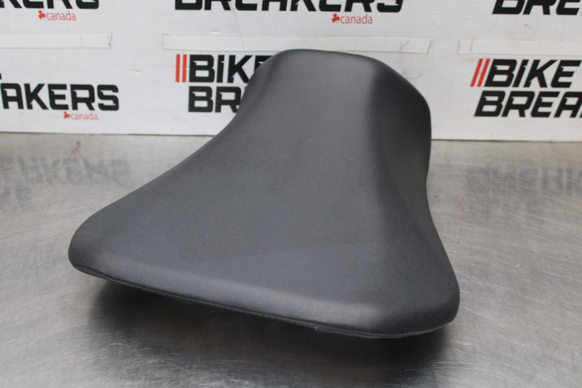 05 SUZUKI GSXR600 FRONT DRIVERS SEAT PAD SADDLE PILLION BB329
