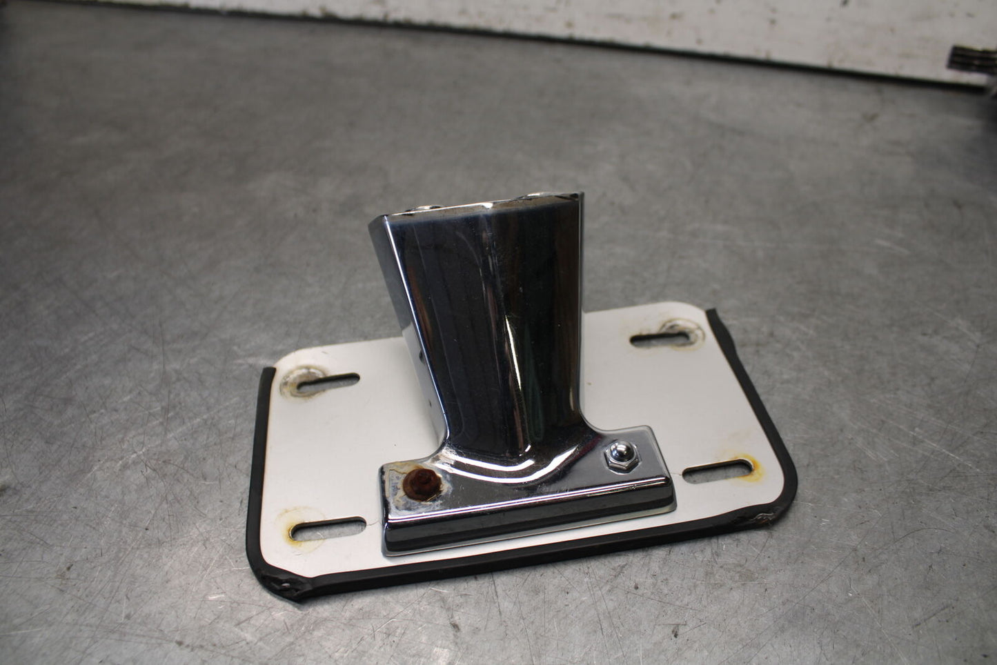 05-09 SUZUKI BOULEVARD C90 LICENSE PLATE LIGHT BB692