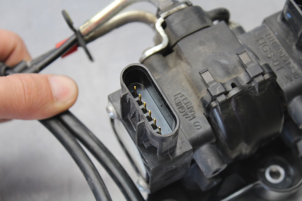 16 APRILIA TUONO V4 1100 RIGHT THROTTLE GRIP THROTTLE CABLES/ ACCELERATOR BB905