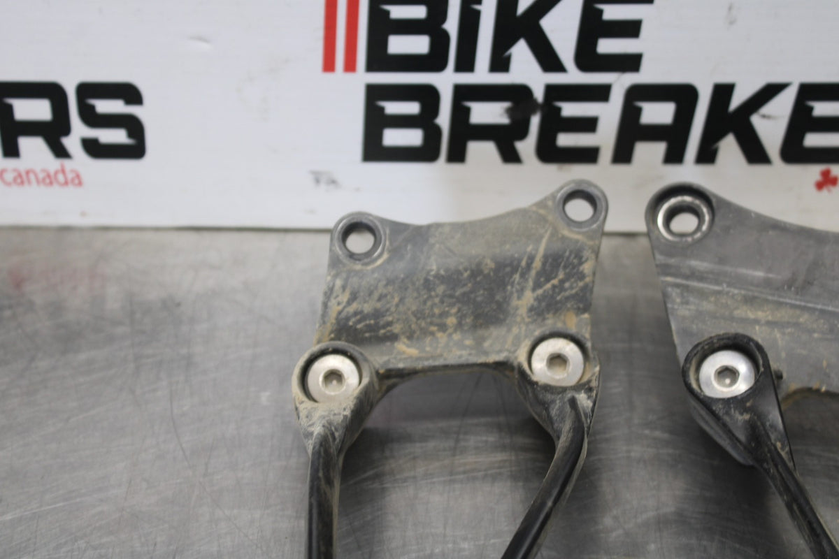 08 KAWASAKI ZX6R REAR BACK PASSENGER PEG SET PAIR BB896