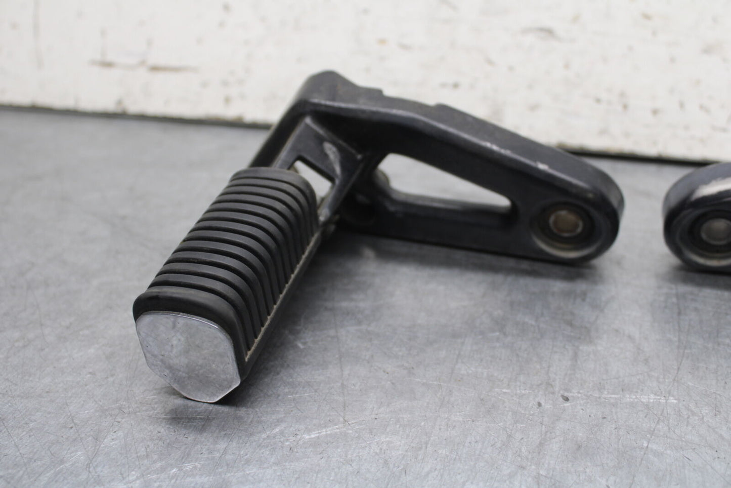 85-86 SUZUKI MADURA 1200 REAR PASSENGER FOOT STEP PEG  BB691