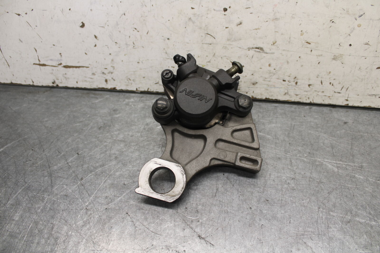 08-09 YAMAHA YZF R6S REAR BACK BRAKE CALIPER W MOUNT BRACKET  BB690