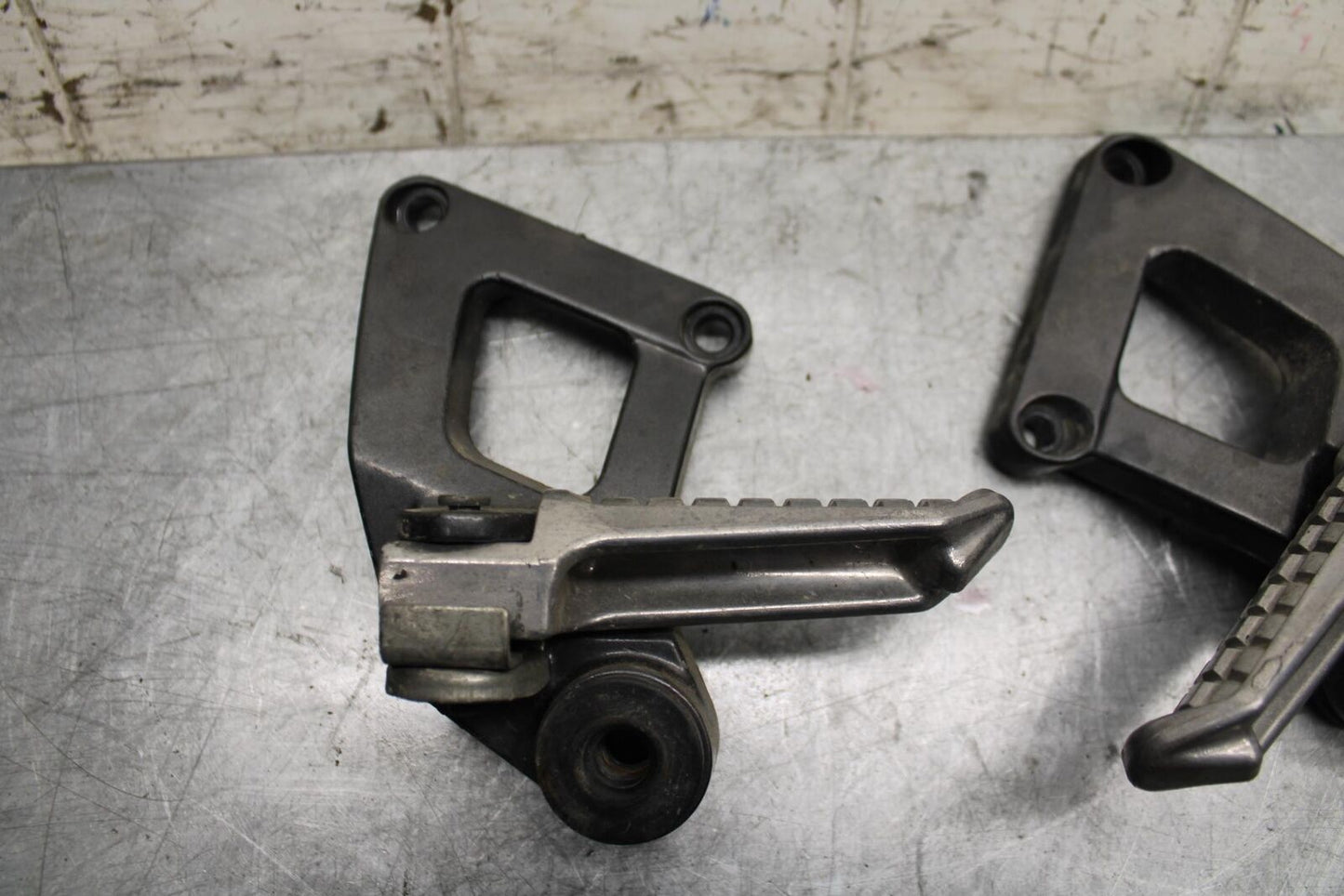 2001 Kawasaki Ninja ZX6 ZX600E REAR BACK PASSENGER PEG SET PAIR BB547