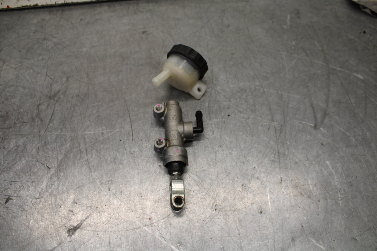 12-17 KAWASAKI ER-6N Z650 REAR BACK BRAKE MASTER CYLINDER W RESERVOIR BB709