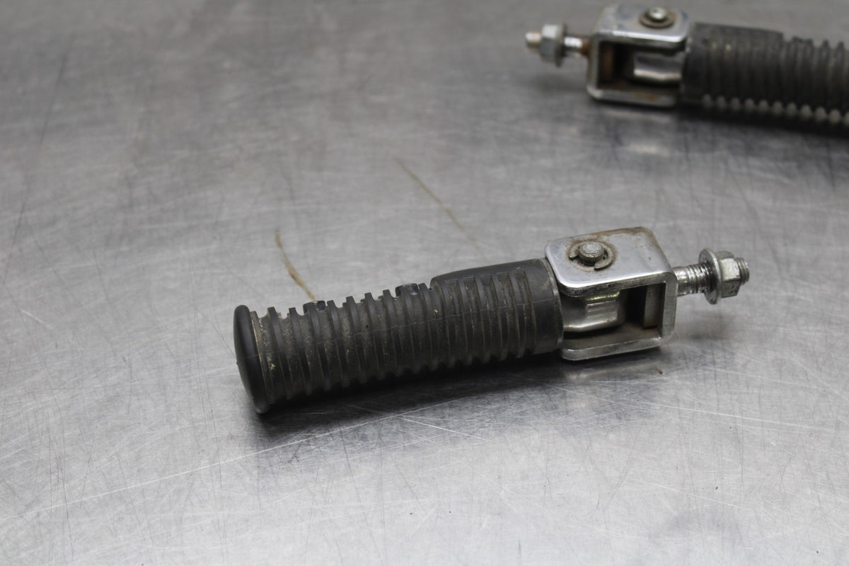 97 KAWASAKI VULCAN 1500 VN1500D CLASSIC REAR PASSENGER FOOT STEP PEG SET BB936