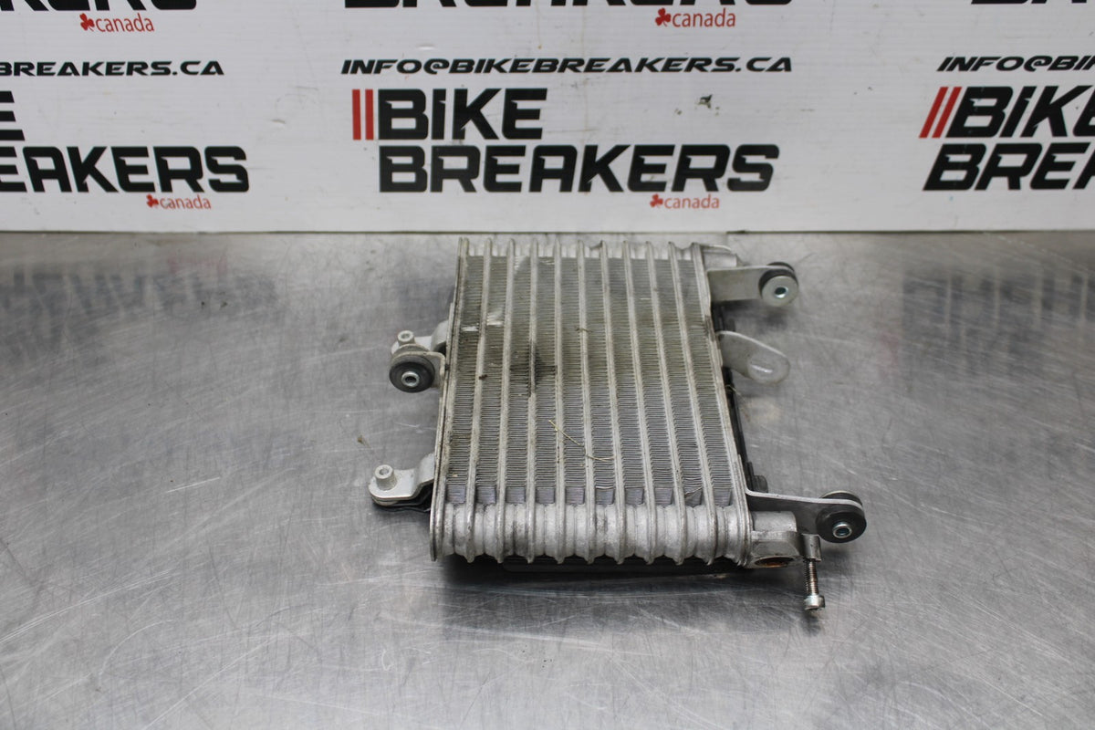 18 YAMAHA YZF R1  ENGINE MOTOR OIL COOLER  BB838