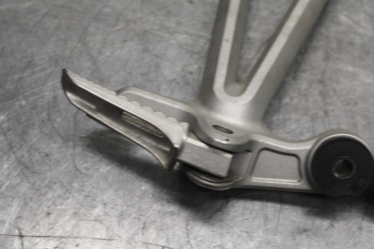 05-08 SUZUKI GSXR1000 REAR BACK PASSENGER PEG SET PAIR BB113
