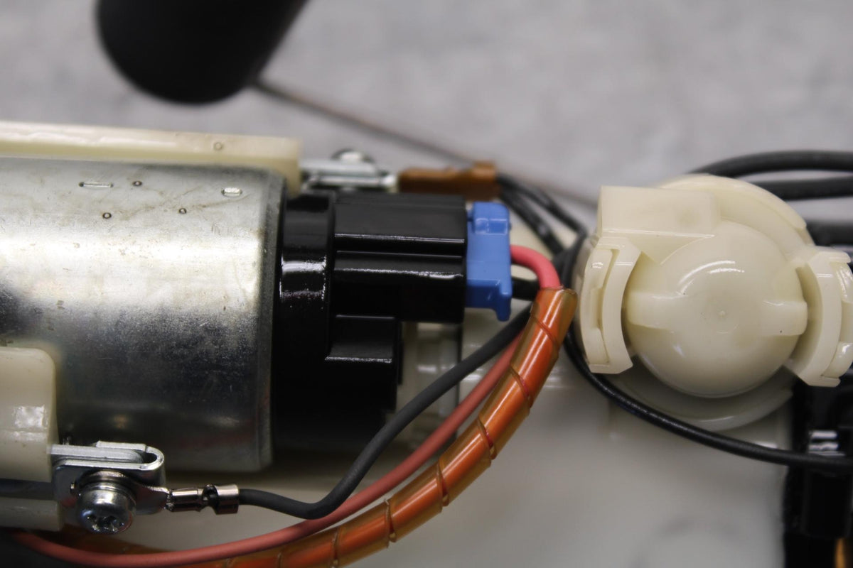 06-07 SUZUKI GSXR750 FUEL PUMP GAS PETROL SENDER UNIT 15100-01H00 BB613