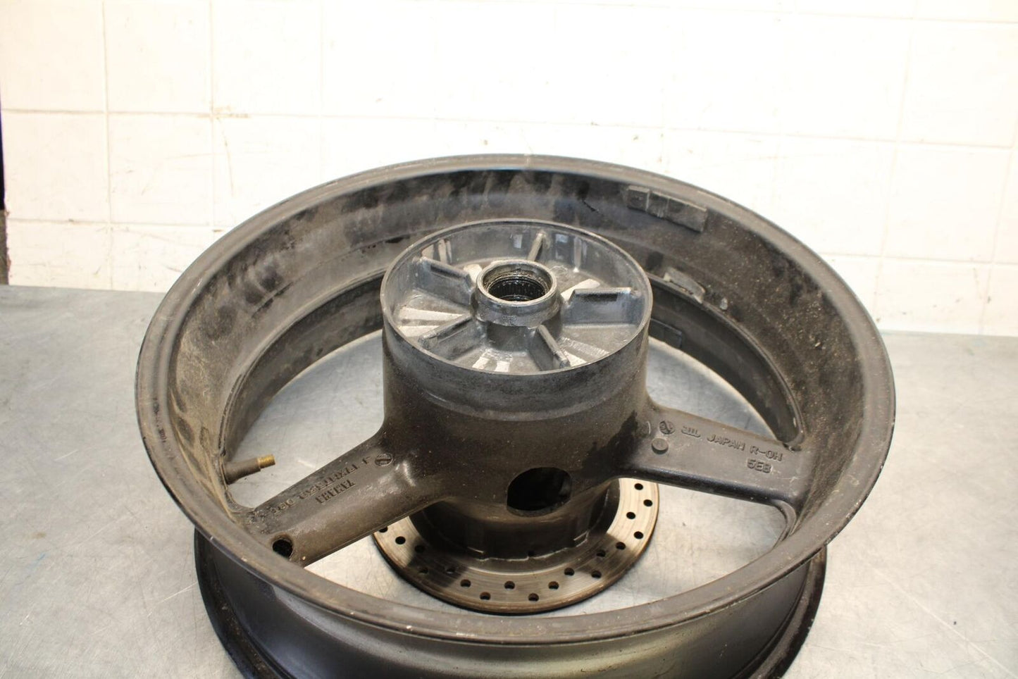 2000 Yamaha YZF R6 REAR ROTOR BACK BRAKE DISC AND REAR WHEEL BB558