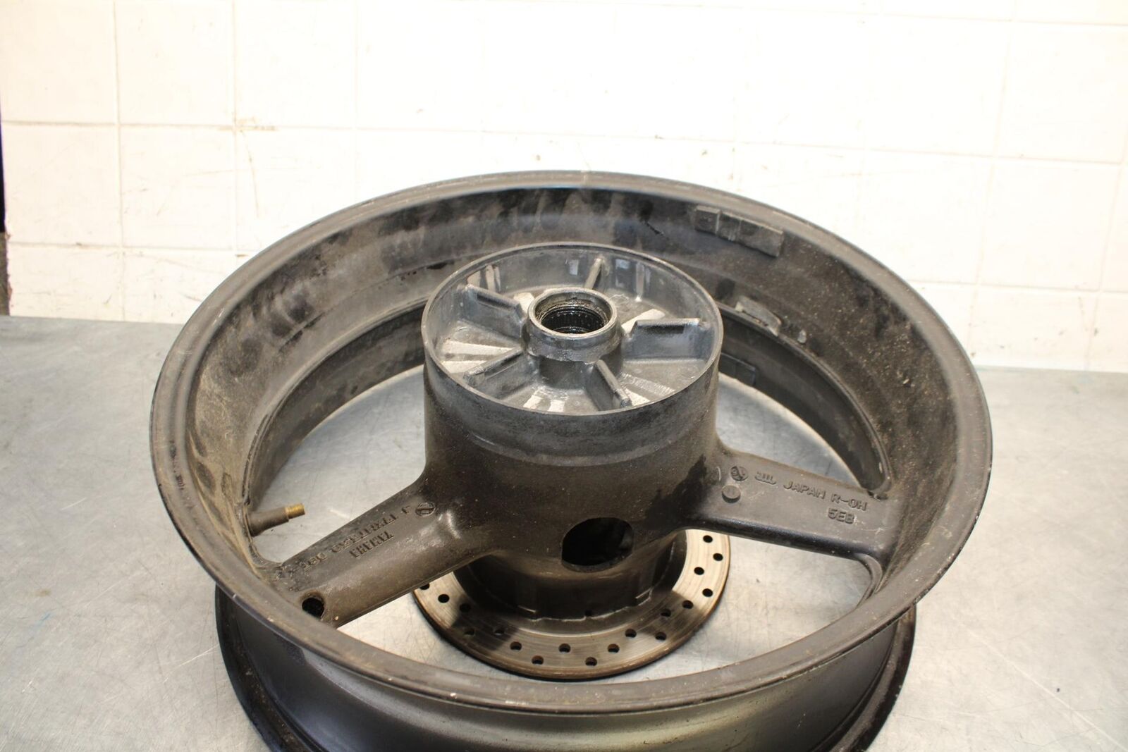 2000 Yamaha YZF R6 REAR ROTOR BACK BRAKE DISC AND REAR WHEEL BB558