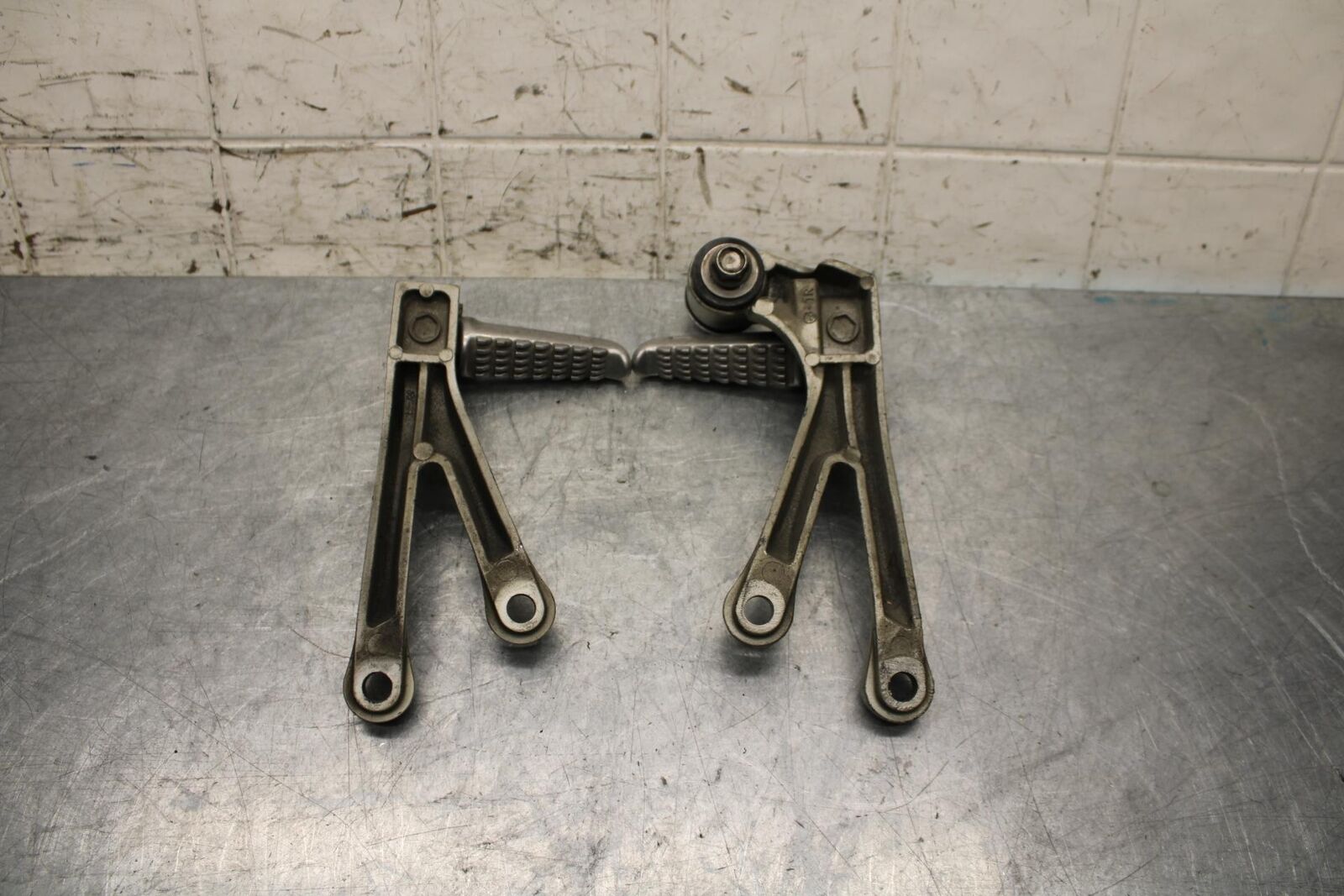 2000 Kawasaki Ninja ZX9R ZX900F REAR BACK PASSENGER PEG SET PAIR BB70