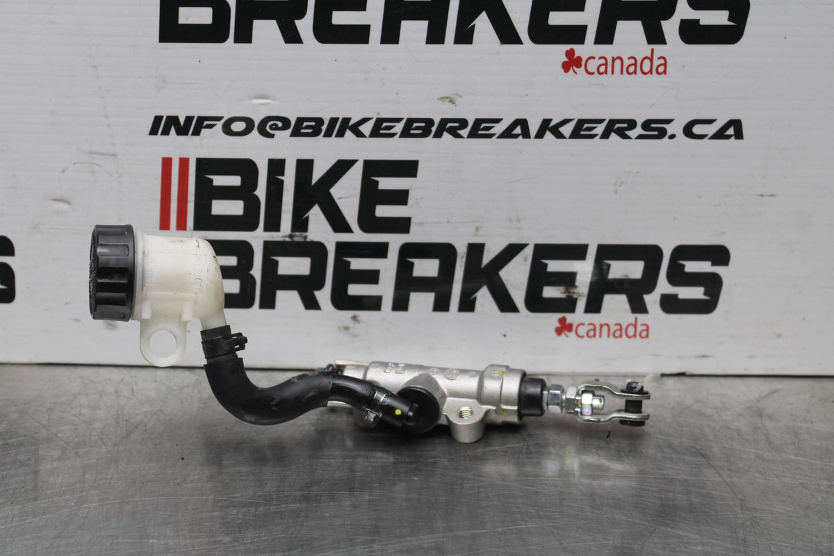23 YAMAHA YZF R3 REAR BACK BRAKE MASTER CYLINDER W RESERVOIR BB806