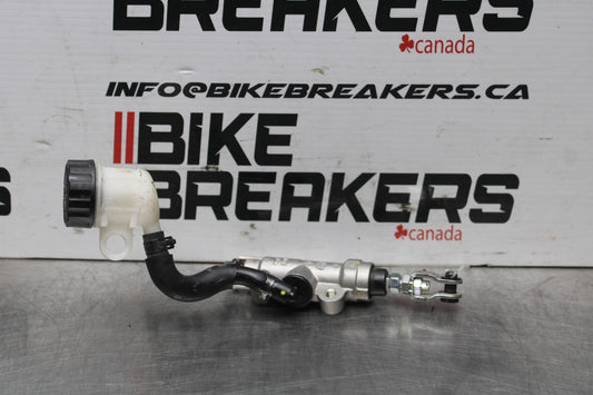 23 YAMAHA YZF R3 REAR BACK BRAKE MASTER CYLINDER W RESERVOIR BB806