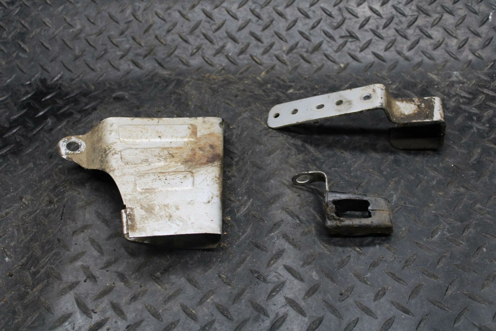 71 YAMAHA L5 SWINGARM CHAIN BUFFER GUARD  BB230