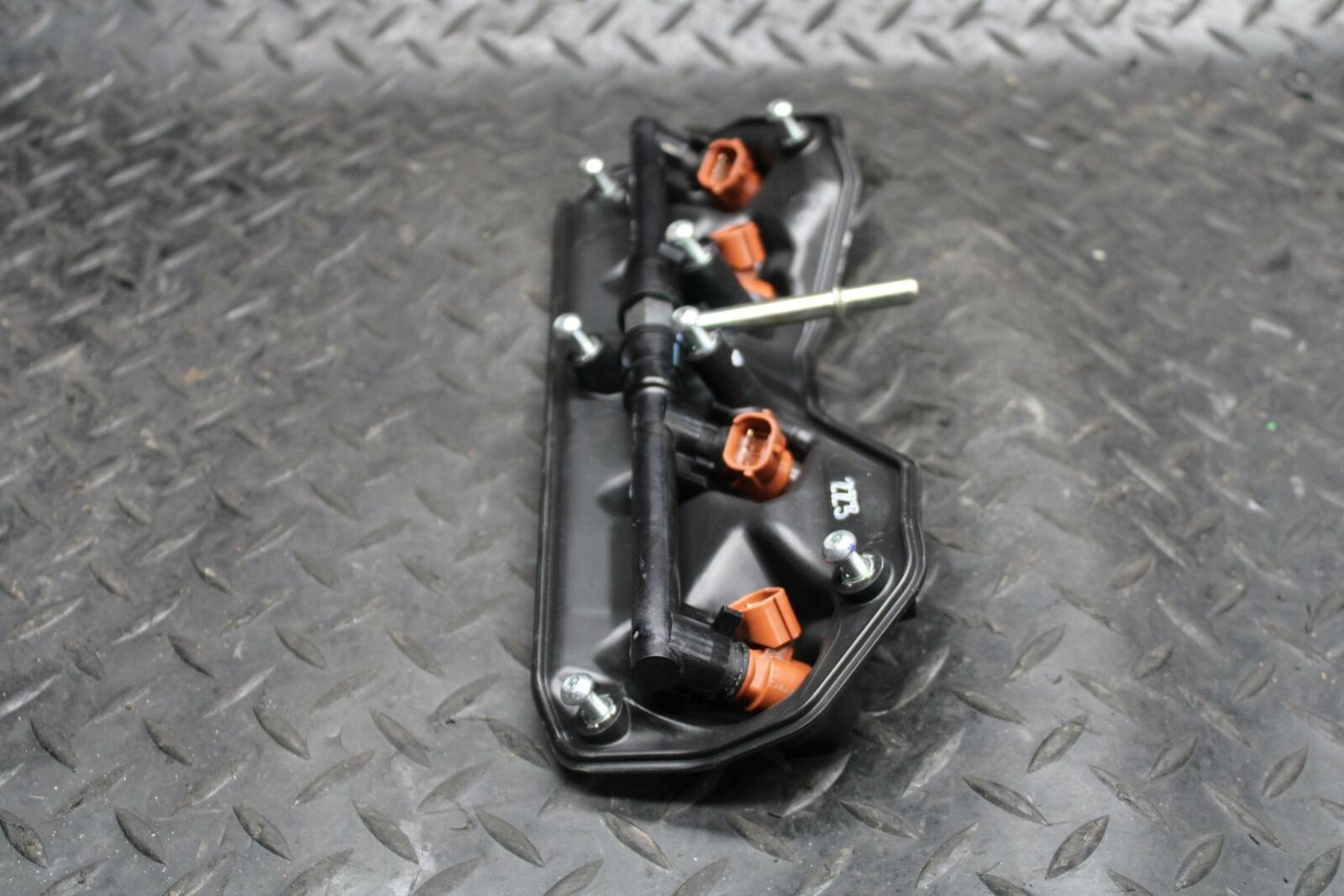09-14 YAMAHA YZF R1 SECONDARY FUEL INJECTORS TOP AIRBOX GAS RAIL BB196