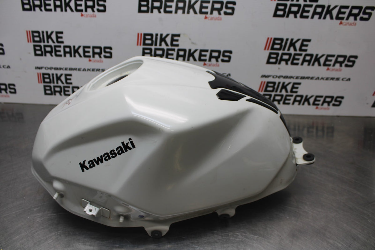 18-26 KAWASAKI Z400 GAS TANK FUEL CELL PETROL RESERVOIR BB852