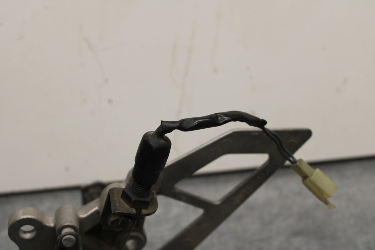 93-94 KAWASAKI NINJA ZX7R RIGHT REARSET REAR SET DRIVER FOOT PEG REST STOP BB124