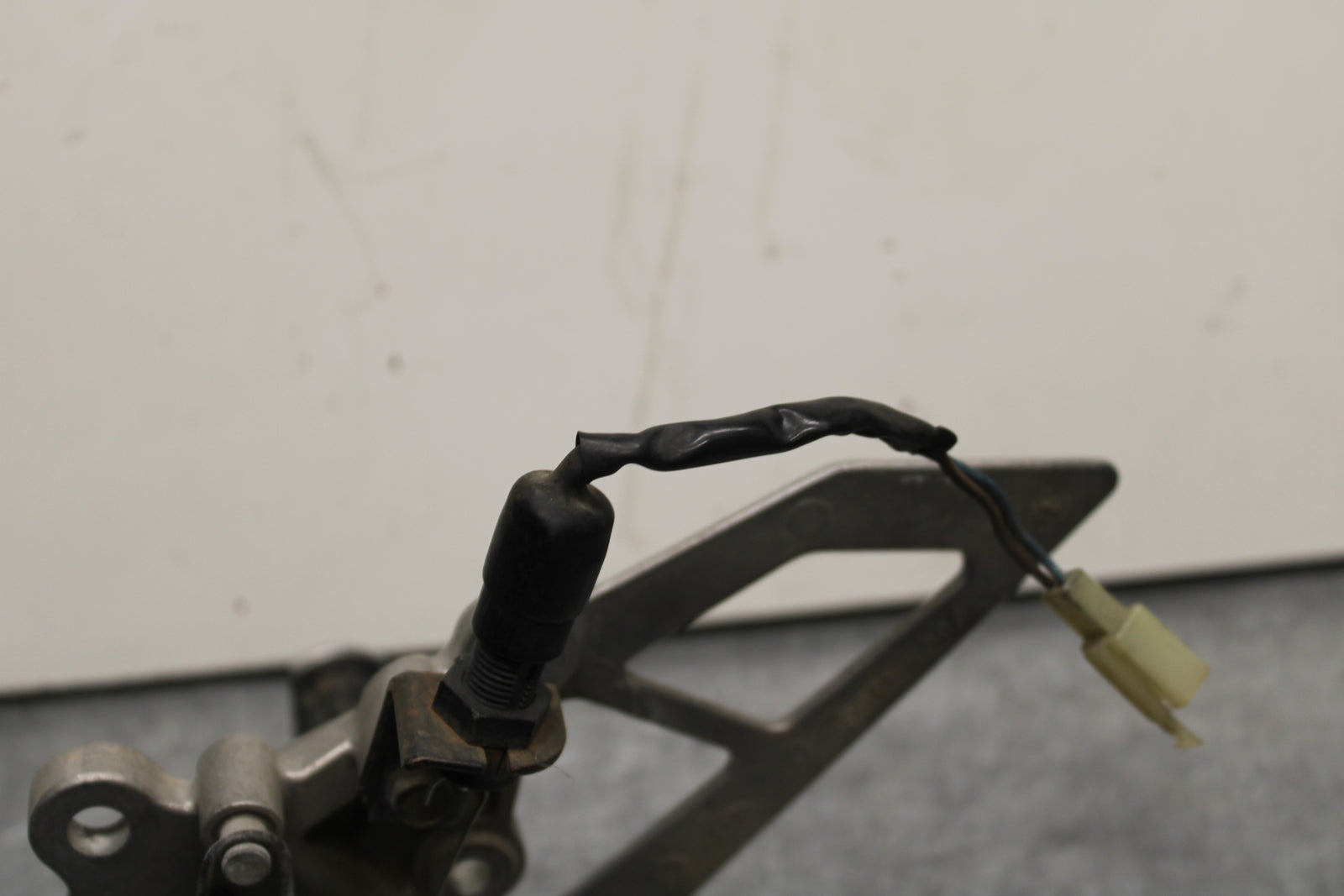 93-94 KAWASAKI NINJA ZX7R RIGHT REARSET REAR SET DRIVER FOOT PEG REST STOP BB124