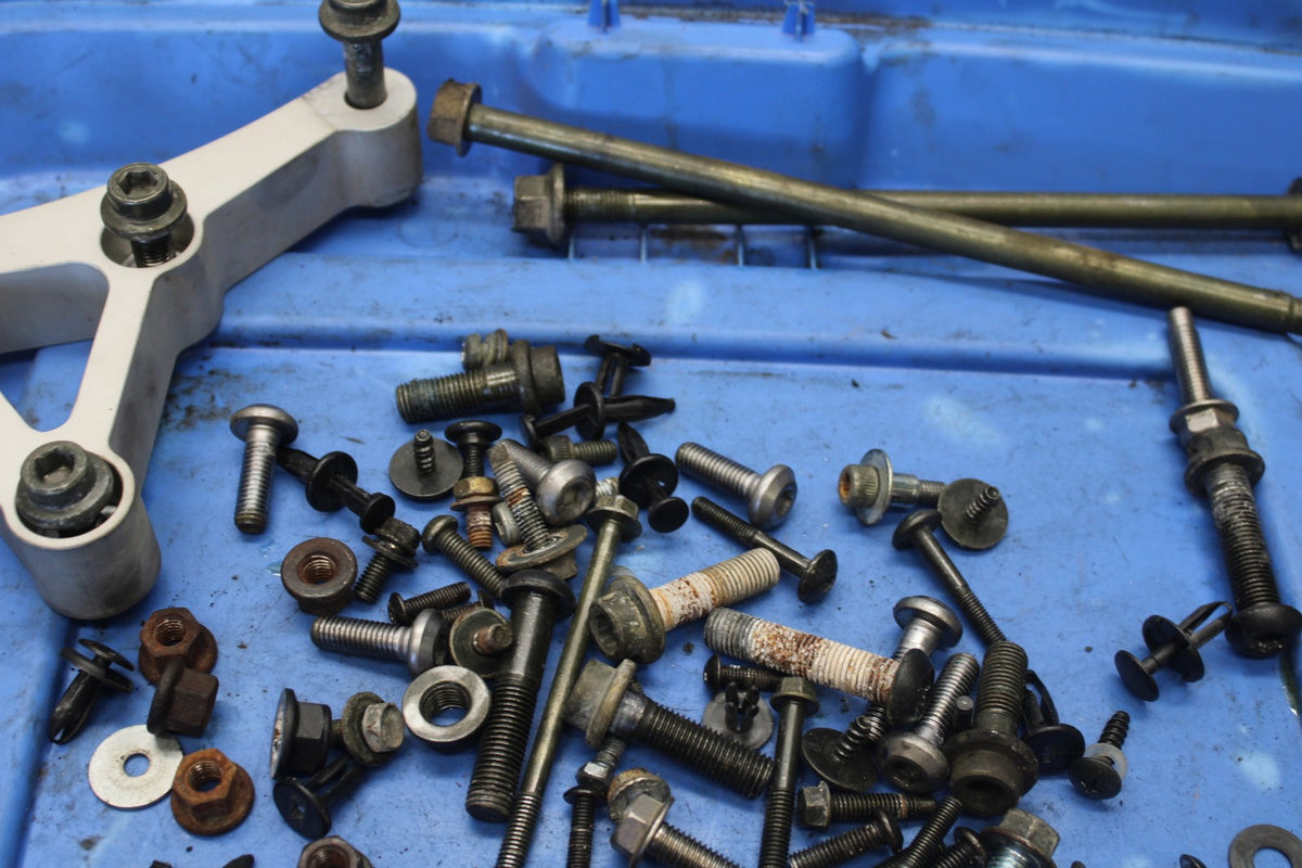 03-04 YAMAHA YZF R6S MOUNTING BOLTS HARDWARE SCREWS BB890