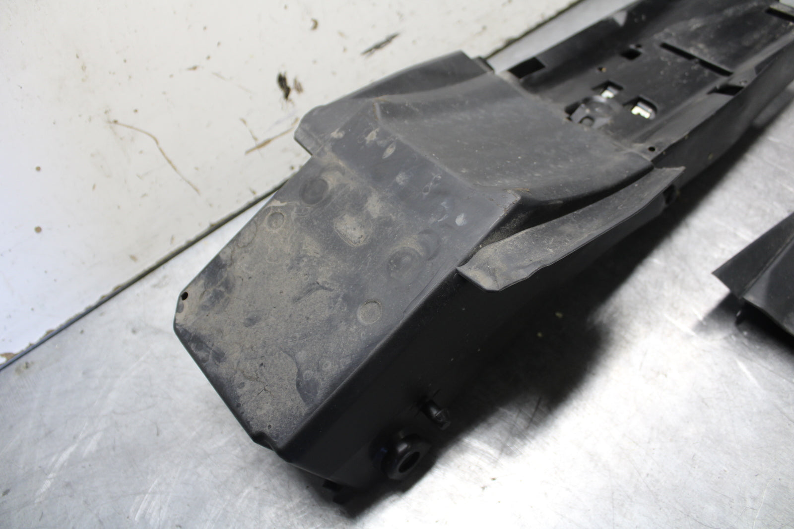 21-24 YAMAHA MT-07 REAR BACK TAIL UNDERTAIL BATTERY TRAY PLASTIC BB662