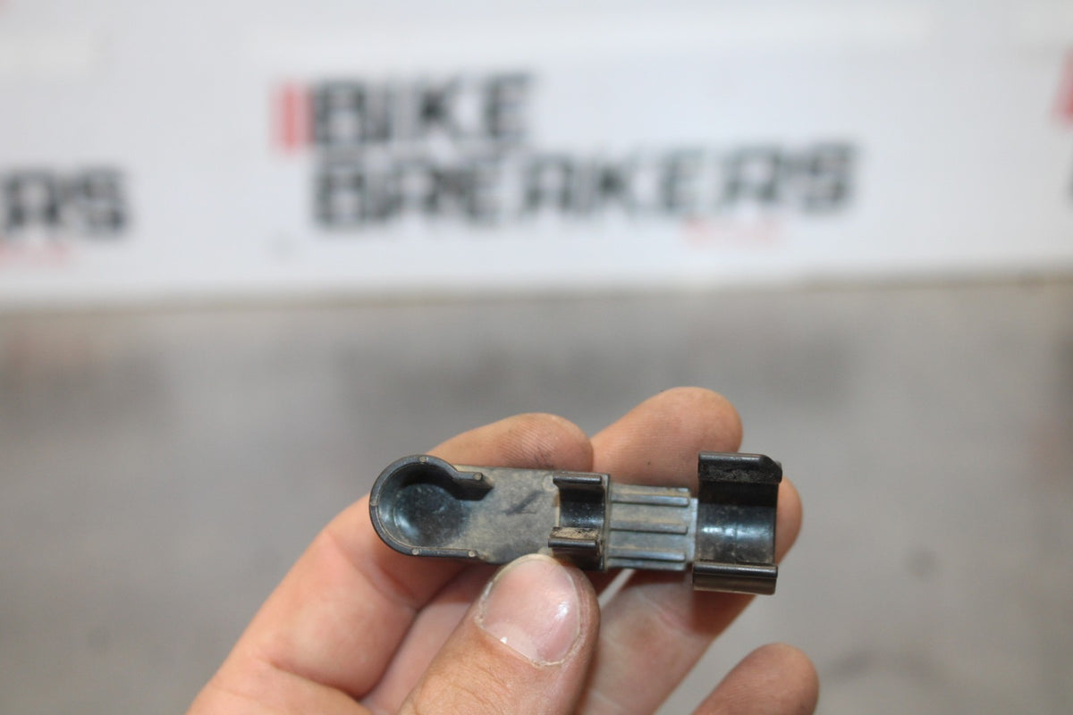 05 YAMAHA YZF R6 FUEL HOSE GAS LINE CLIP BB894
