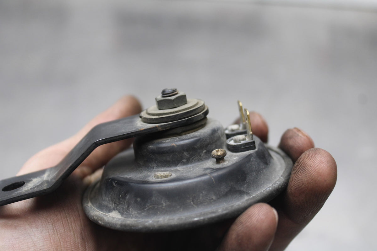 99-09 YAMAHA V STAR 1100 HORN SIGNAL BB853