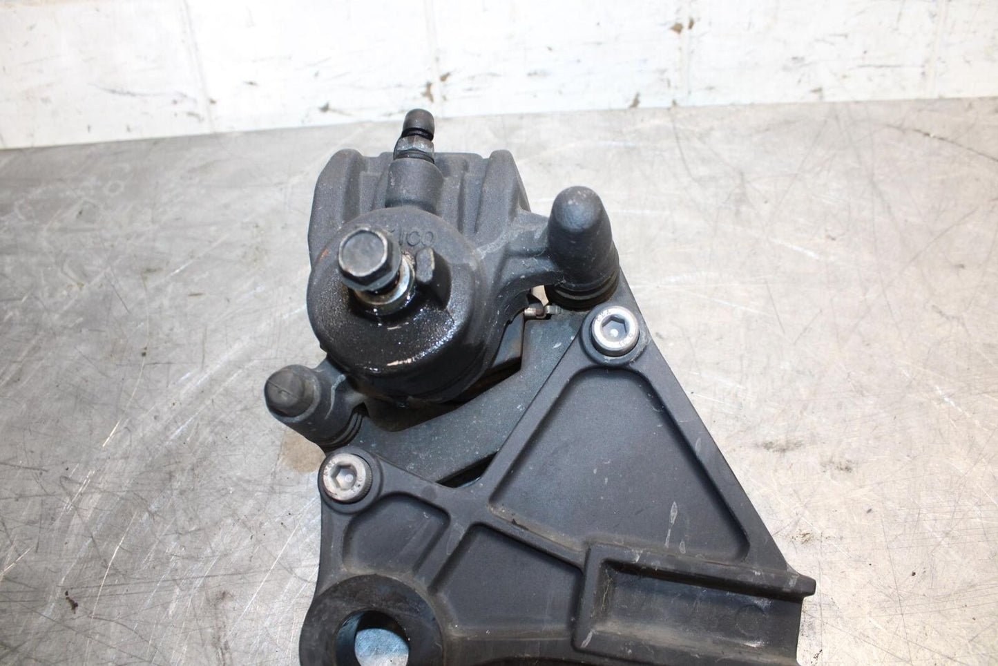 2008 Kawasaki Ninja ZX10R ZX1000E REAR BACK BRAKE CALIPER W MOUNT BRACKET BB524