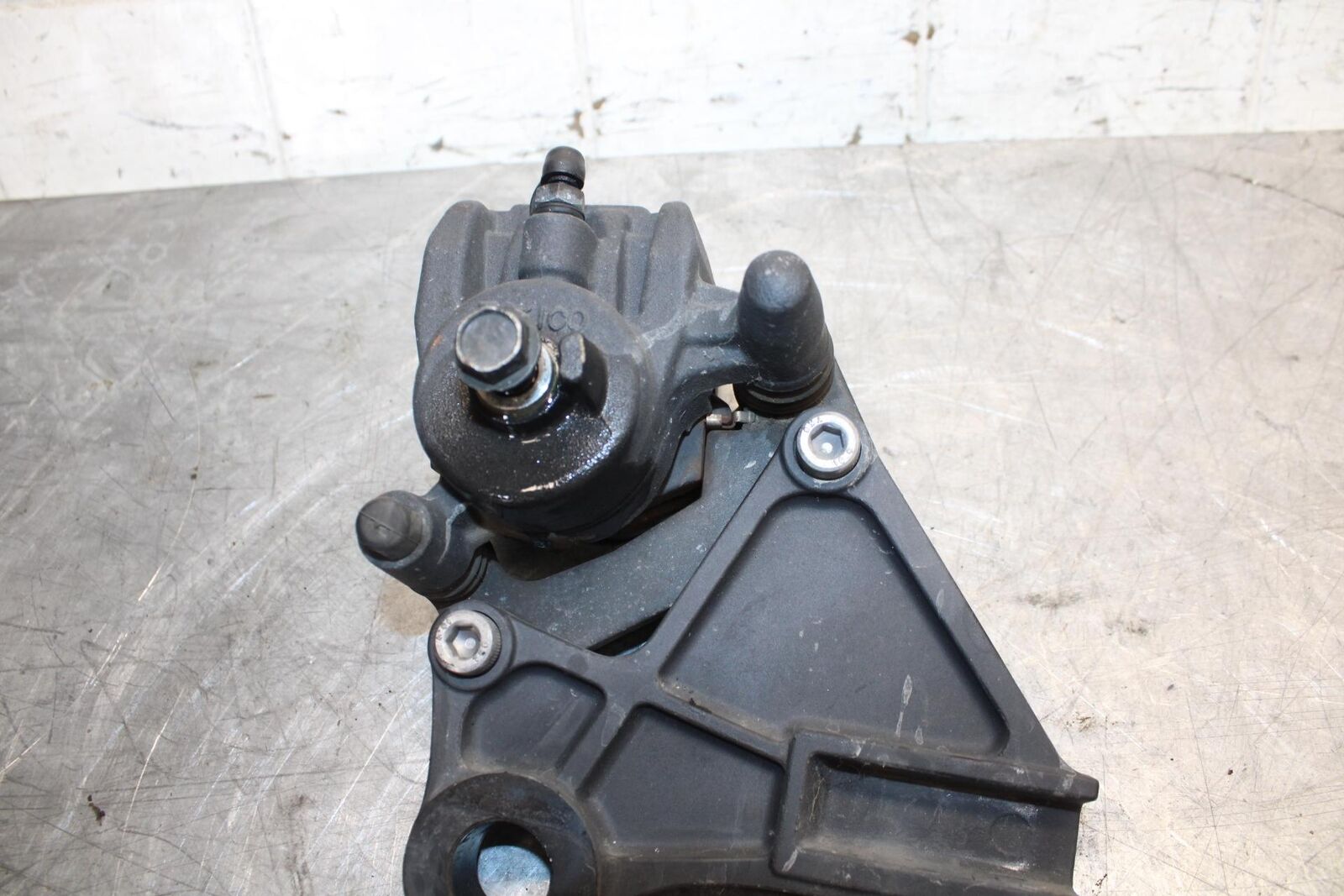 2008 Kawasaki Ninja ZX10R ZX1000E REAR BACK BRAKE CALIPER W MOUNT BRACKET BB524