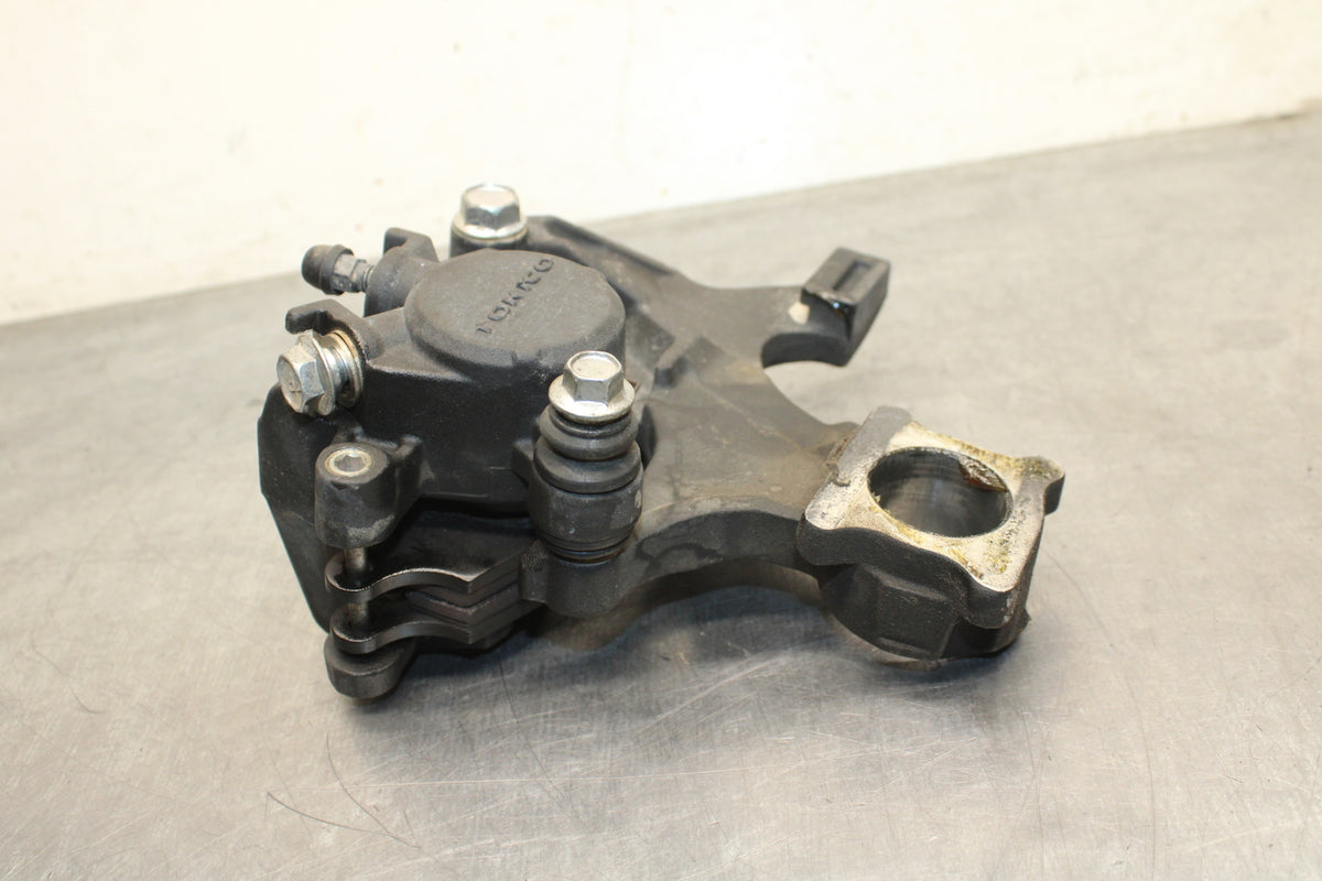 09 SUZUKI GSXR600 REAR BACK BRAKE CALIPER W MOUNT BRACKET BB759