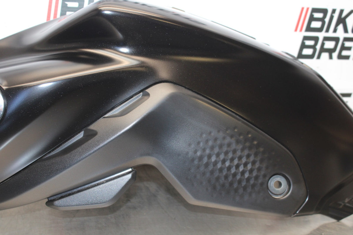 23-24 YAMAHA MT-07 LEFT GAS TANK FUEL CELL COVER FAIRING COWL BB927