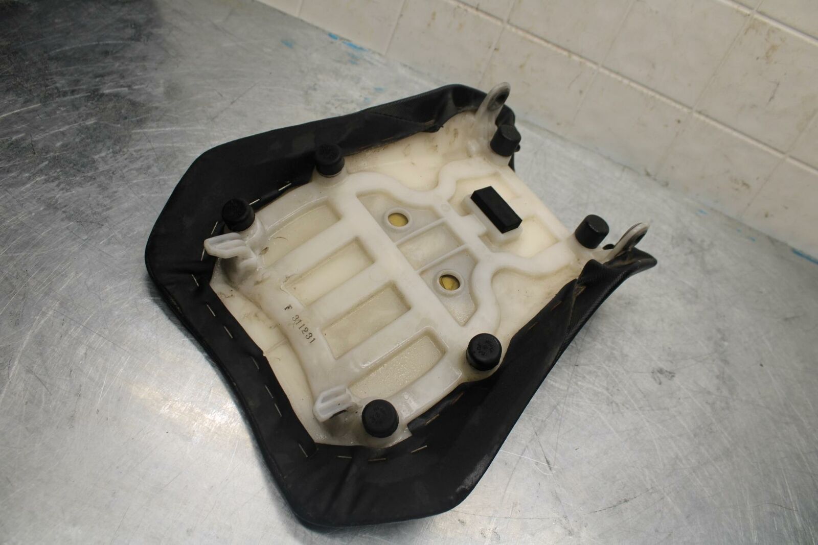 11-22 SUZUKI GSXR600 FRONT DRIVERS SEAT PAD SADDLE PILLION BB422